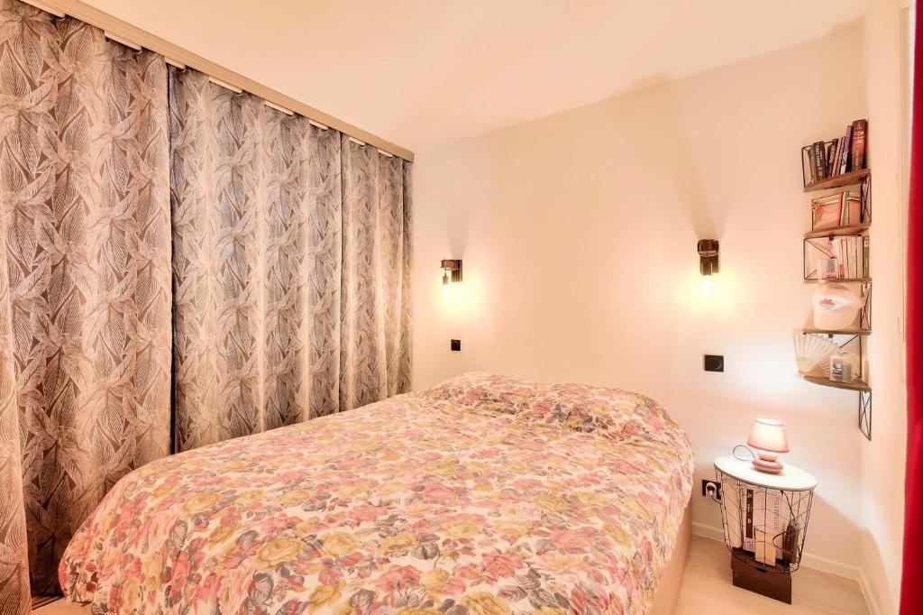 Una cama o camas en una habitaci&oacute;n de Residence Saint-Raphael Valescure - maeva Home
