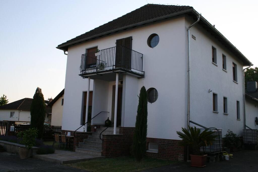 的住宿－Schönes Haus in der Wetterau，带阳台和楼梯的白色房屋