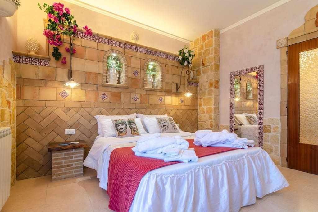 sypialnia z łóżkiem z ręcznikami w obiekcie Casa della Giara w mieście Giarre