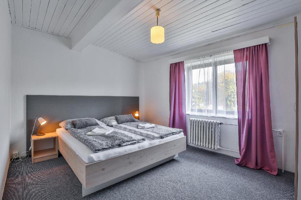 um quarto com uma cama grande e uma janela em Ubytování Hilšer em Potštát