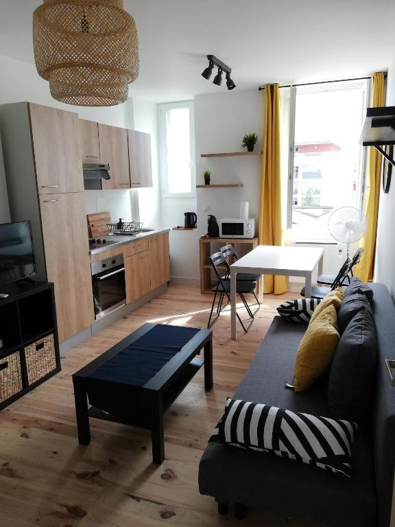 un salon avec un canapé et une table dans l'établissement Charmant DUPLEX à 2 pas du centre de Bayonne, à Bayonne