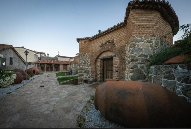 艾蒂恩夫洛的住宿－El rincón de Gondi，前面有大桶的砖砌建筑