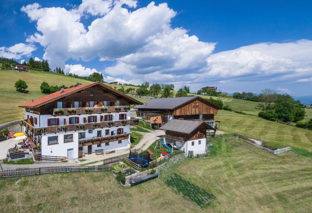 een luchtfoto van een huis in een veld bij Langwieserhof in Maranza