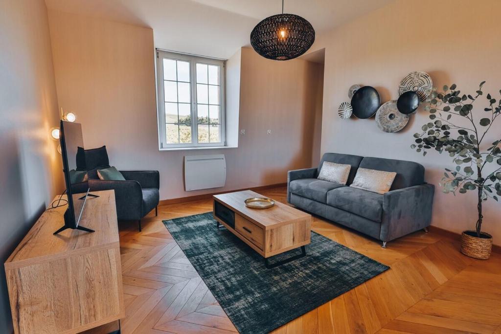 un salon avec un canapé et une table basse dans l'établissement Domaine Grand Piquecaillou - L'appartement Saint Macaire, à Saint-Maixant
