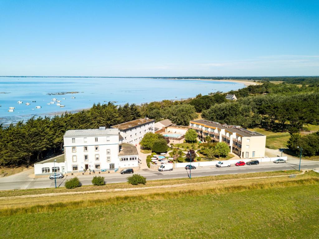 una vista aérea de un edificio y del océano en Hôtel de la Pointe de Mousterlin, en Fouesnant
