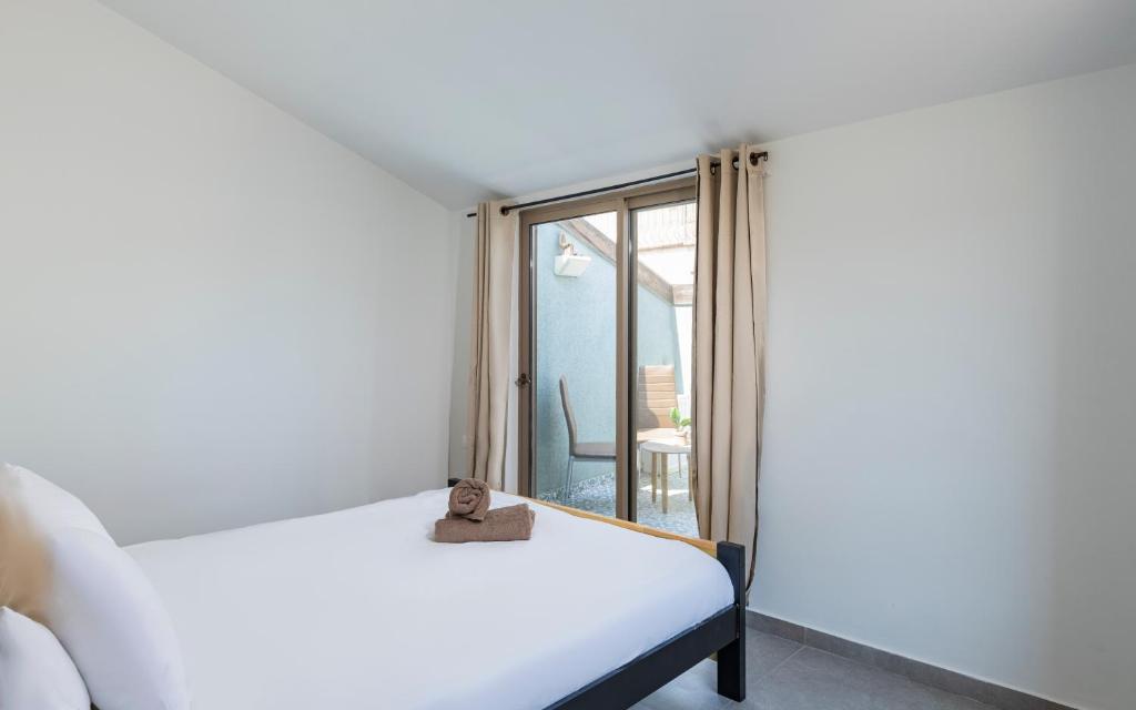 Vacation Apartments In The Heart Of Nachlaot - Three-Bedroom Apartment