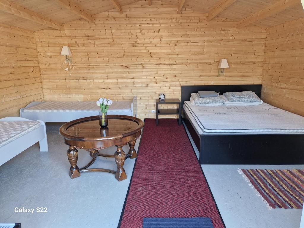 um quarto com duas camas e uma mesa em Prangli kodumajutus 