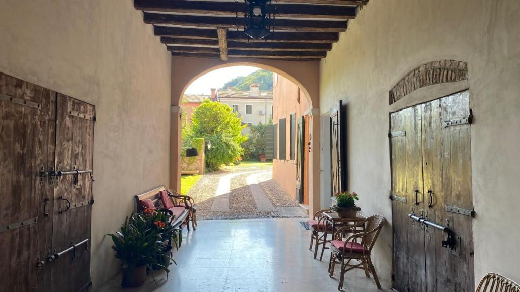 an empty hallway with chairs and an archway at Regina dei fiori in Marostica