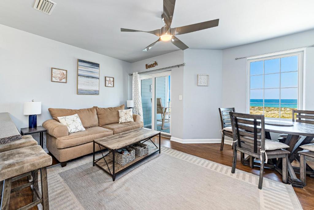 sala de estar con sofá y mesa en All Reasonable Offers Considered - Grand Caribbean 301, en Orange Beach
