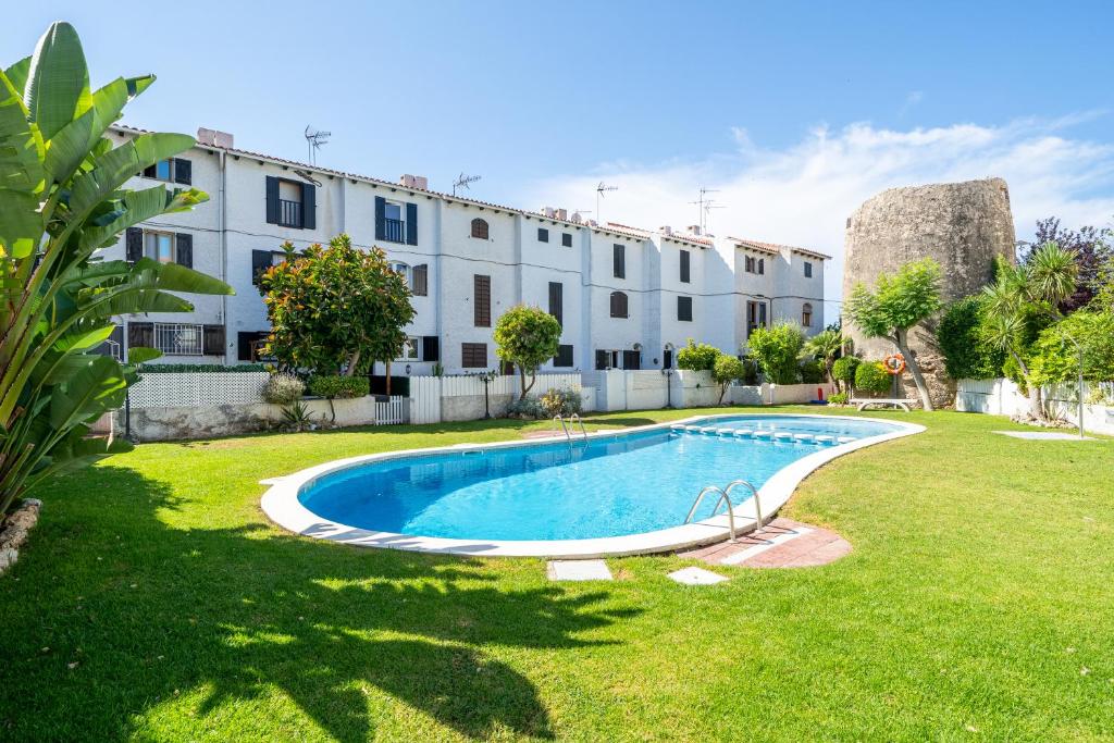 a building with a swimming pool in a yard at Casa Manolo in Torredembarra