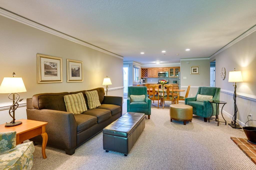 ein Wohnzimmer mit einem Sofa, Stühlen und einem Tisch in der Unterkunft Williamsburg Condo Rental 3 Mi to Busch Gardens! in Williamsburg