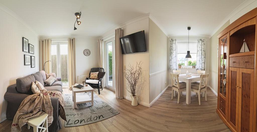 een woonkamer met een bank en een tafel bij Haus Ferienidyll in Ahlbeck