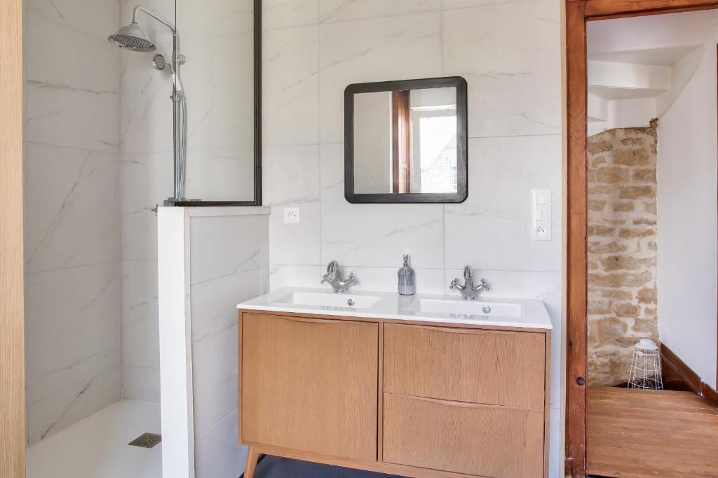 a bathroom with a sink and a mirror at Paisible escale pres de la plage in Plobannalec-Lesconil