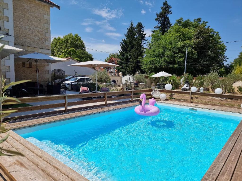 a swimming pool with a pink swan in the water at BARREAU in Libourne
