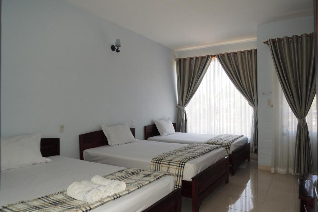 Giường trong phòng chung tại Quang Nhat Hotel