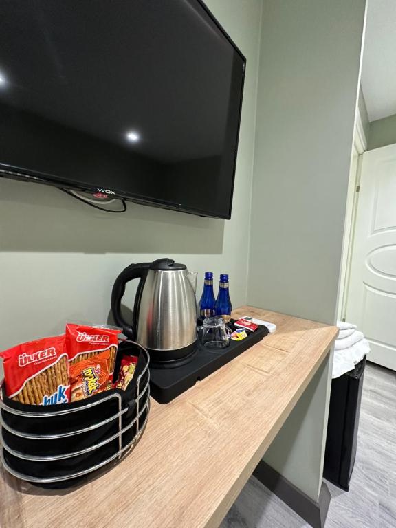 TV a/nebo společenská místnost v ubytování Skylon Airport Hotel