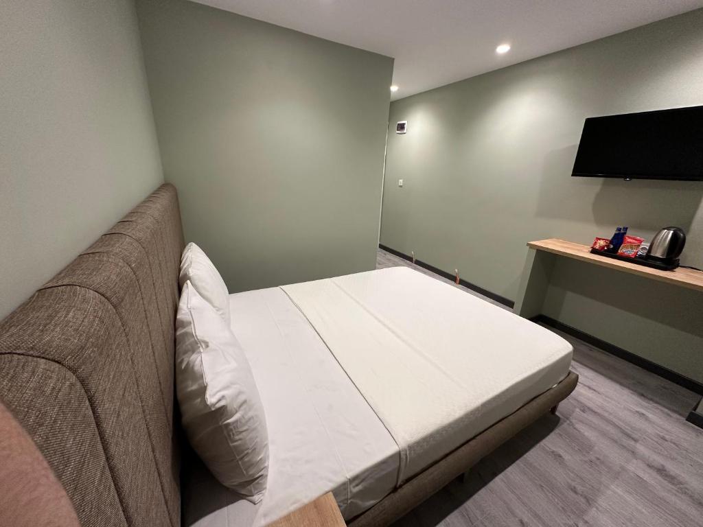 Postel nebo postele na pokoji v ubytování Skylon Airport Hotel