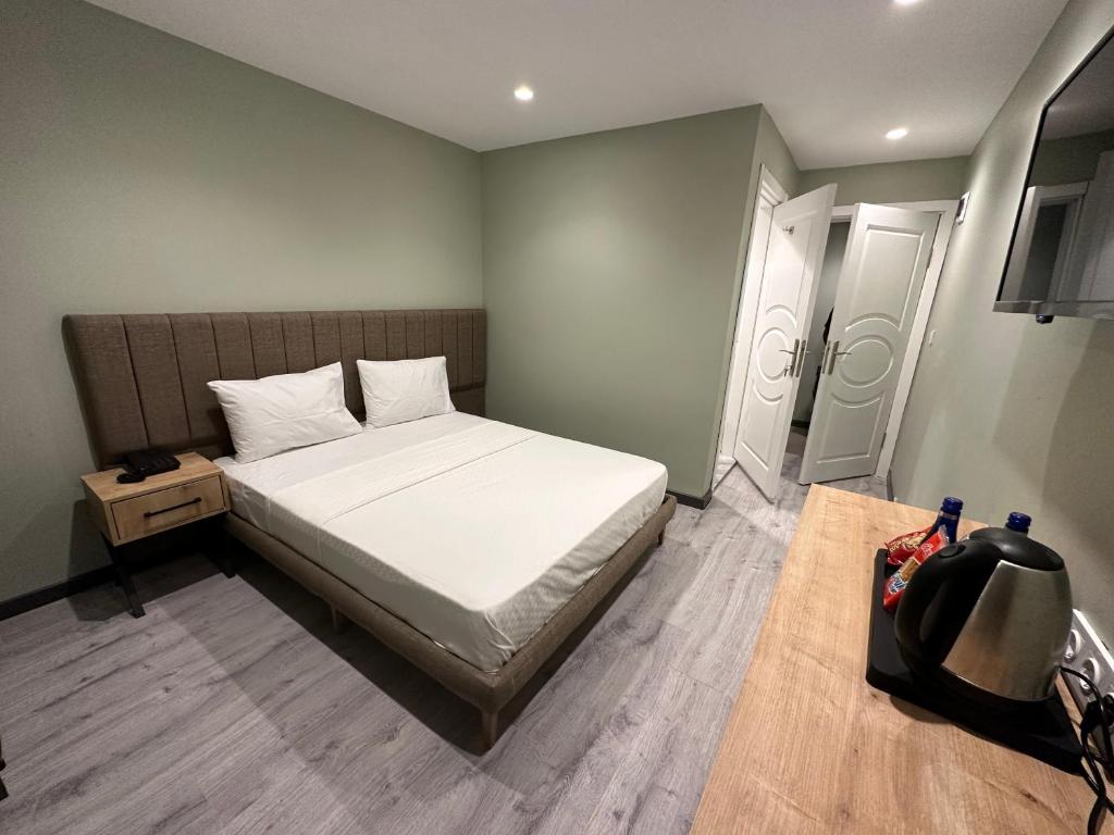 Postel nebo postele na pokoji v ubytování Skylon Airport Hotel