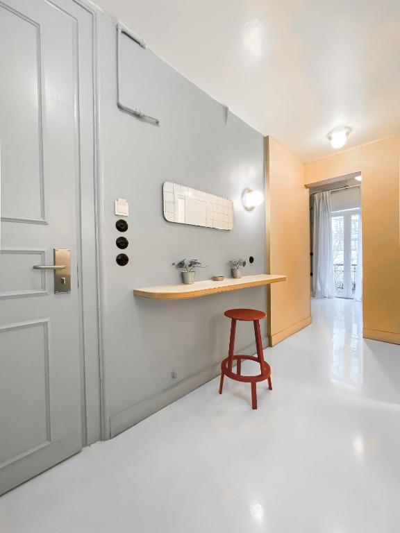 una habitación con una mesa y un taburete junto a una puerta en Trilogy Experimental, en Tesalónica