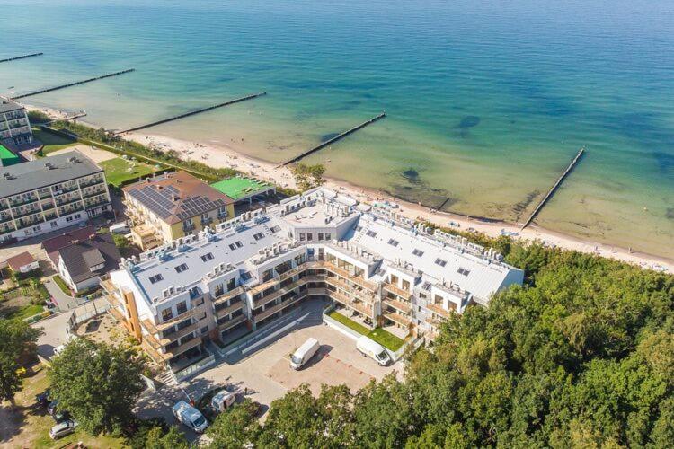 eine Luftansicht eines Gebäudes neben dem Strand in der Unterkunft Apartment next to the beach with sea view Ustronie Morskie in Ustronie Morskie