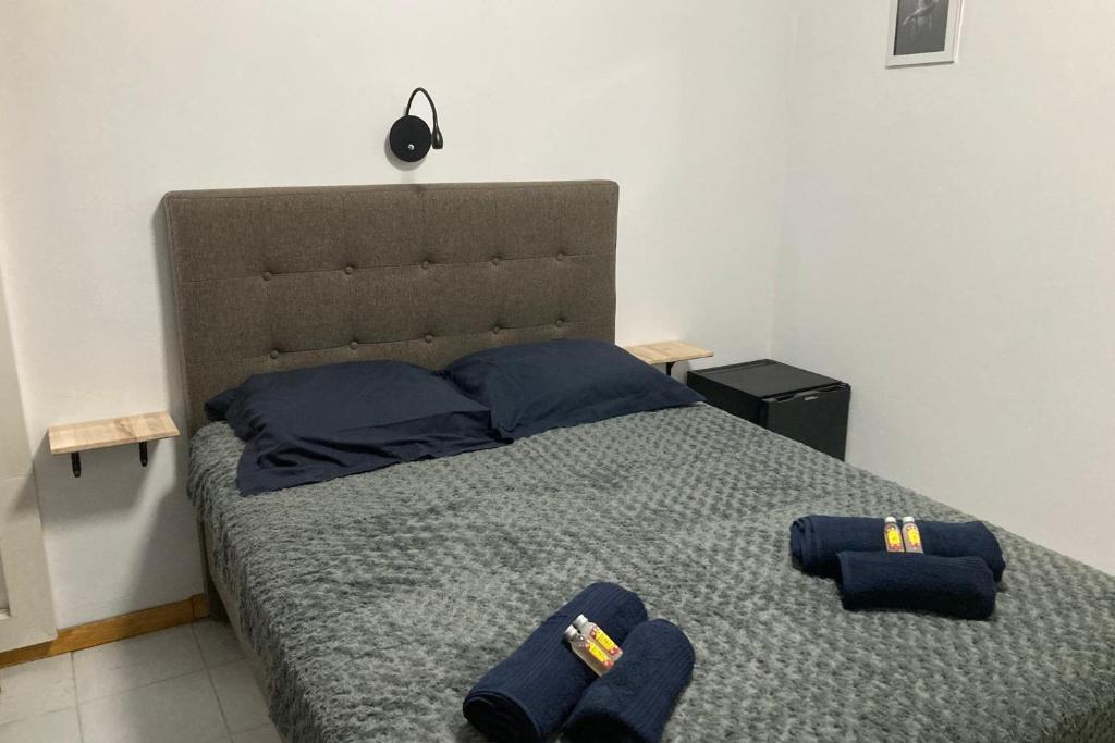 Ein Bett oder Betten in einem Zimmer der Unterkunft "Hibiscus" city center room