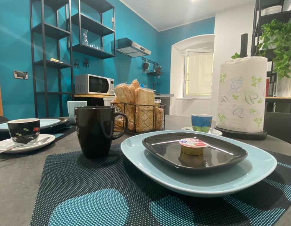 una mesa con un plato con una magdalena en ella en Casa Vacanze Viale Miramare 31- Delizioso mini loft industrial, en Trieste
