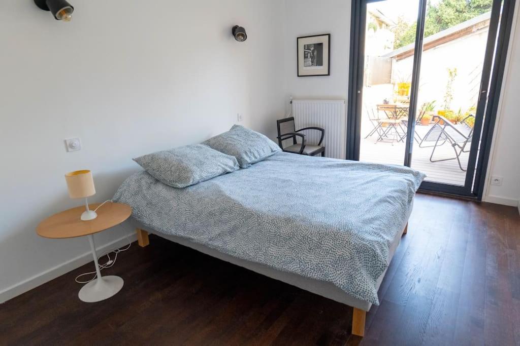 Ένα ή περισσότερα κρεβάτια σε δωμάτιο στο T2 Tout Confort avec terrasse- Métro Saint Cyprien