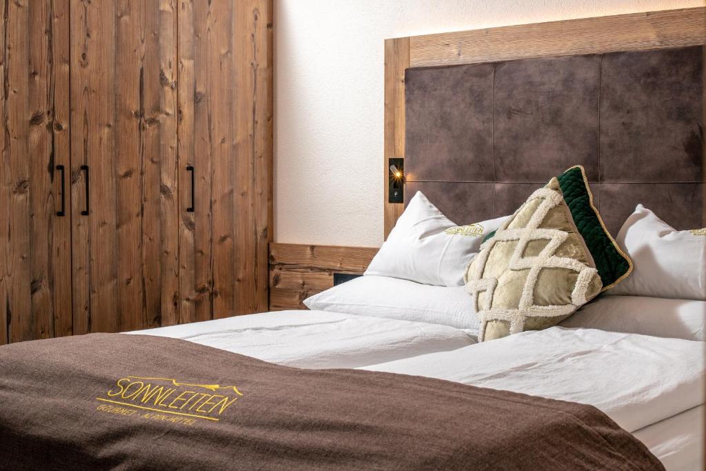 Postel nebo postele na pokoji v ubytování Gourmet AlpinHotel Sonnleiten