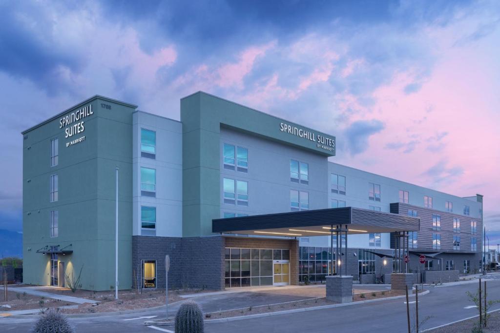 een groot ziekenhuisgebouw met een gebouw bij SpringHill Suites by Marriott Tucson at The Bridges in Tucson