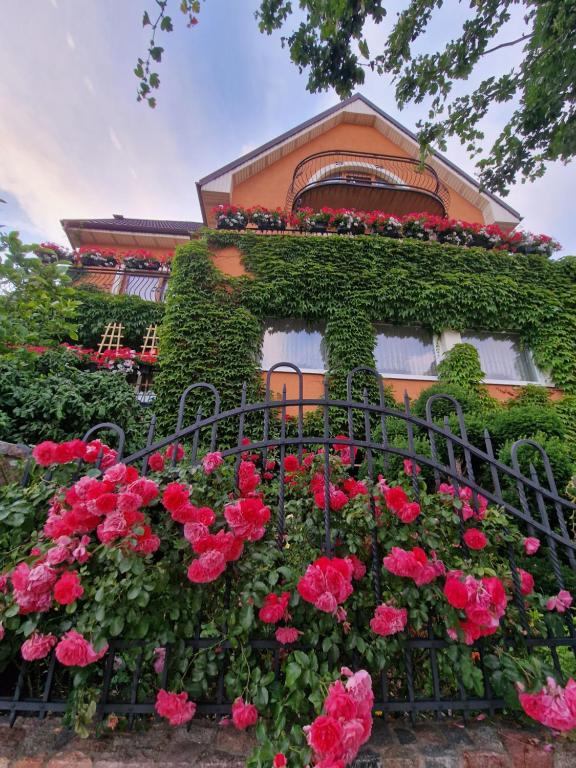 a building with flowers in front of it at Villa Victoria in Łeba