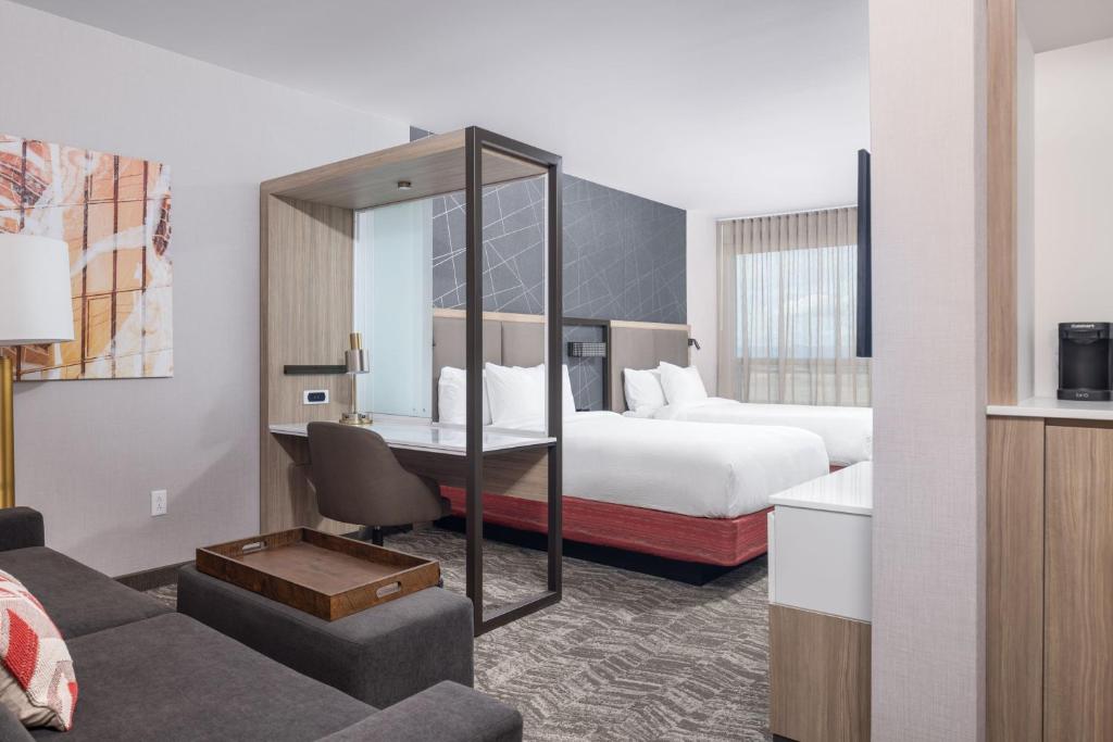 Postel nebo postele na pokoji v ubytování SpringHill Suites by Marriott Tucson at The Bridges