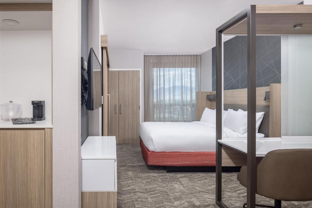 Postel nebo postele na pokoji v ubytování SpringHill Suites by Marriott Tucson at The Bridges