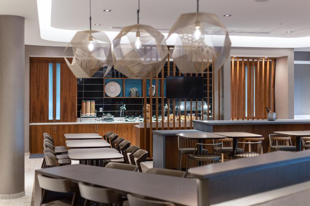 Restaurace v ubytování SpringHill Suites by Marriott Tucson at The Bridges