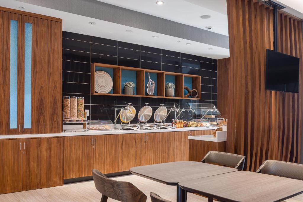 Kuchyň nebo kuchyňský kout v ubytování SpringHill Suites by Marriott Tucson at The Bridges