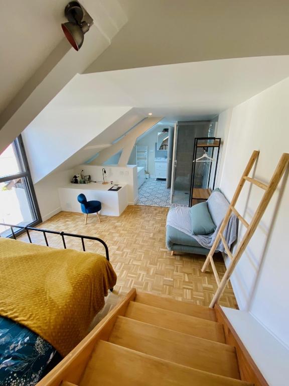- une chambre avec un lit et un escalier dans l'établissement La LocaLuna, à Civray-de-Touraine