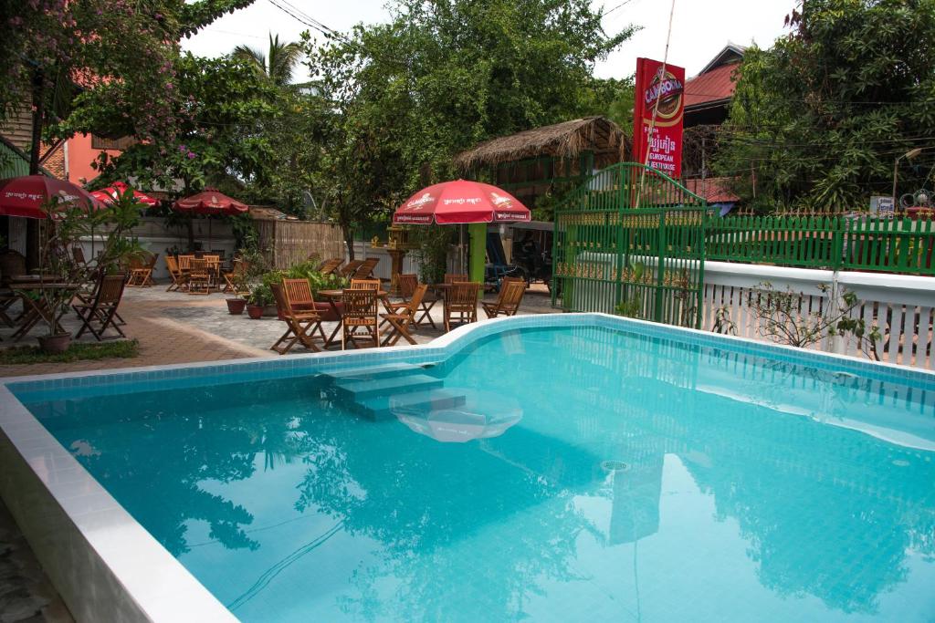 Bazén v ubytování Five Rose Siem Reap Hostel nebo v jeho okolí