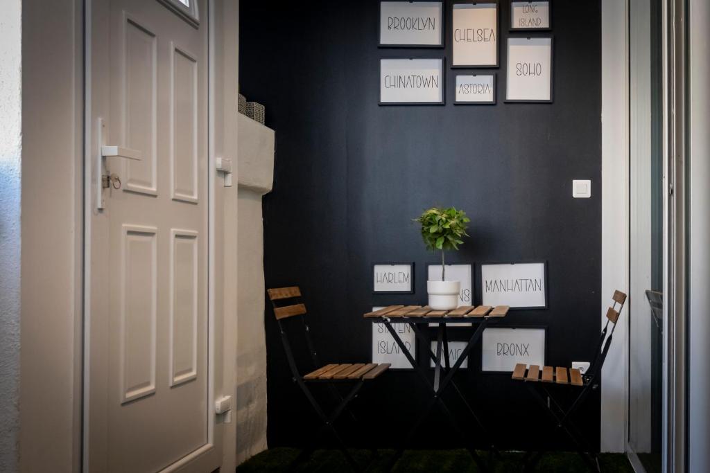 Pokój ze stołem i krzesłami oraz czarną ścianą w obiekcie Superbe appartement avec Patio w mieście Nîmes