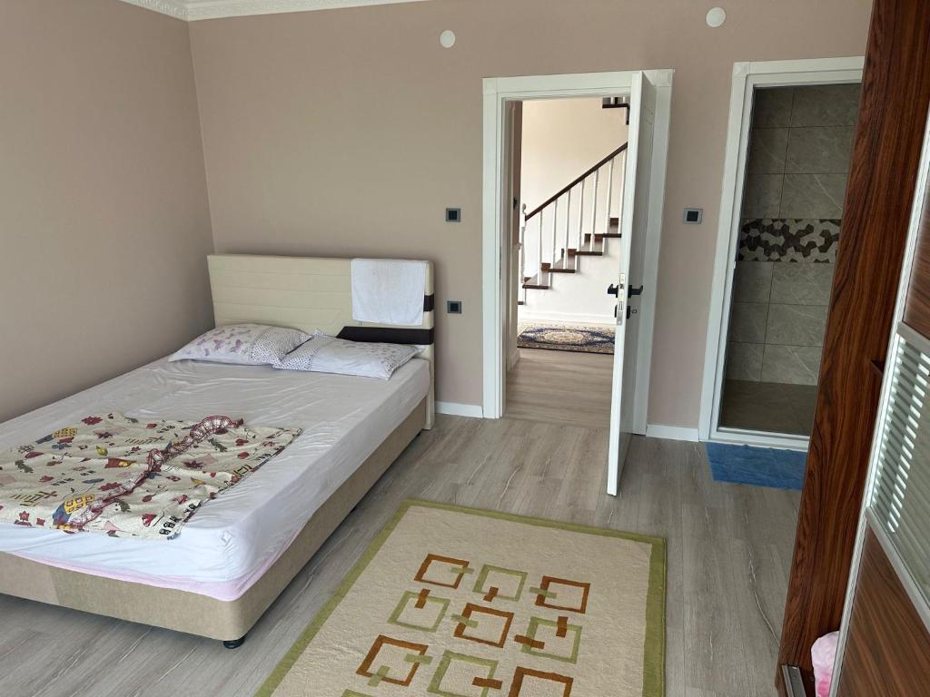sypialnia z łóżkiem i kabiną prysznicową w obiekcie Parlayan Villa Suite w mieście Trabzon