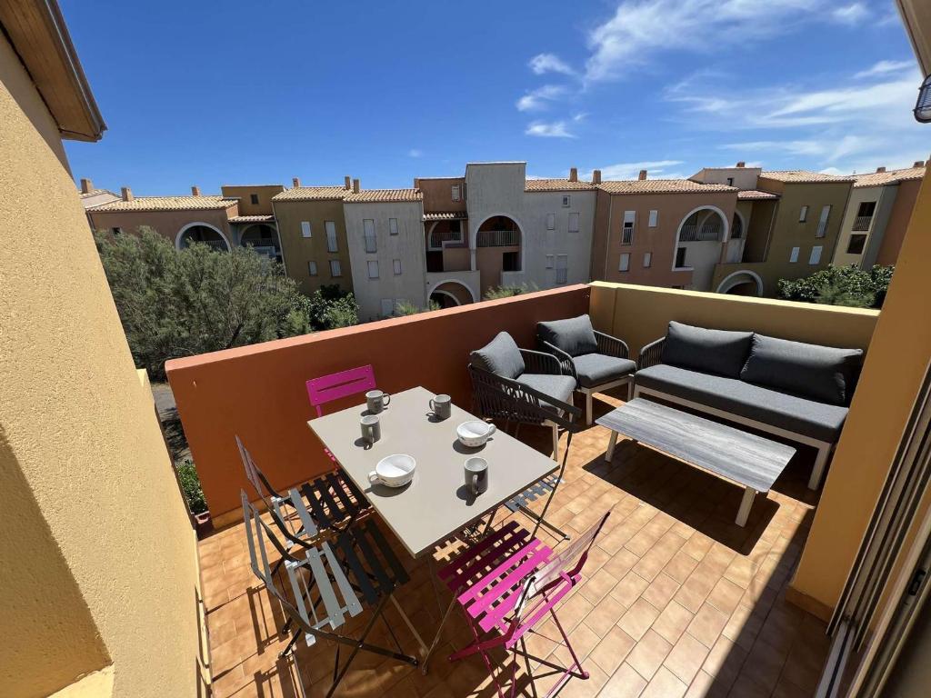 un patio avec une table et des chaises sur un balcon dans l'établissement Appartement 3 Pièces, Cabine, Proche Plage Richelieu, Parking, Wifi, Animaux Acceptés - FR-1-702-61, au Cap d'Agde