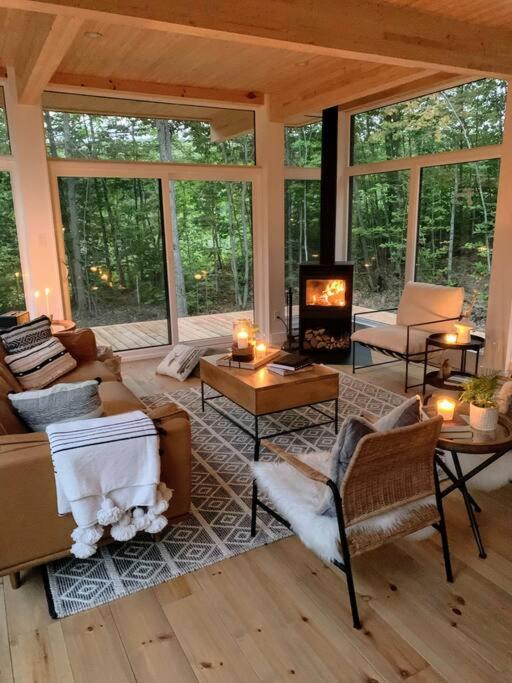 a living room filled with furniture and a fireplace at trähus tremblant in La Conception