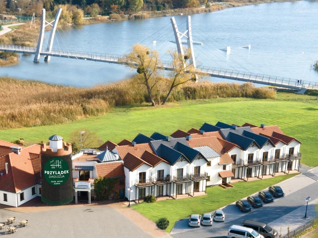 eine Luftansicht eines Resorts mit einer Brücke in der Unterkunft Przylądek Daglezja nad Jeziorem Kórnickim in Kórnik