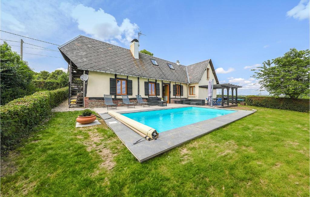- une piscine dans la cour d'une maison dans l'établissement Amazing Home In Haudricourt Aubois With 4 Bedrooms, Wifi And Outdoor Swimming Pool, à Haudricourt Au bois