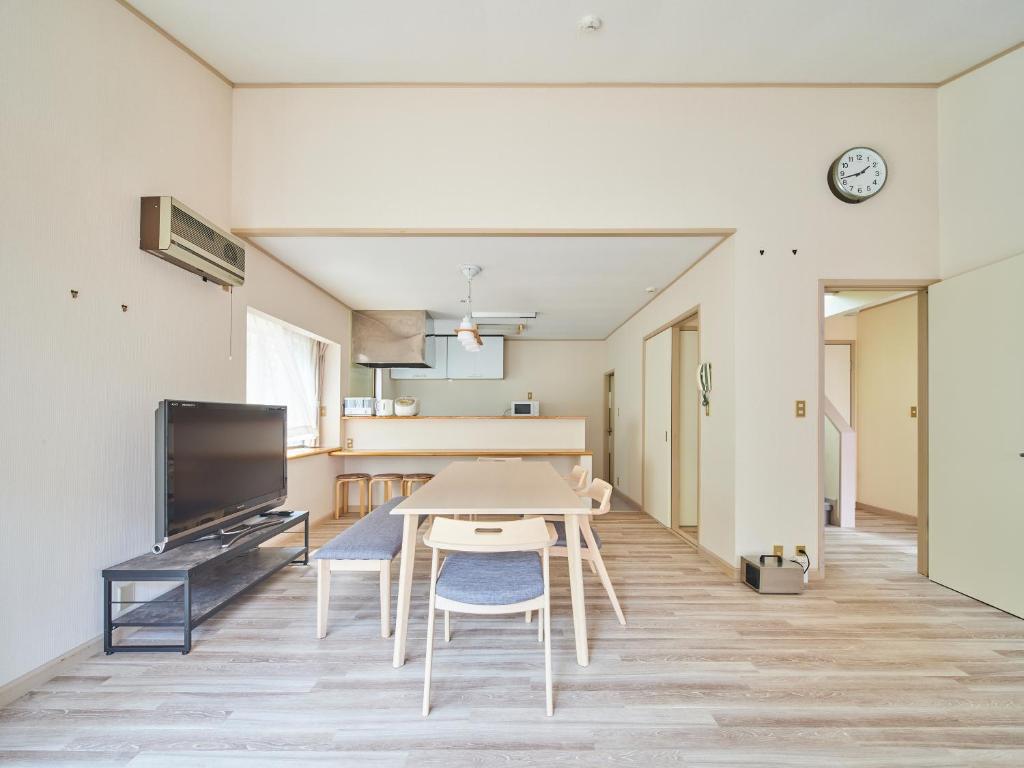 een keuken en eetkamer met een tafel en stoelen bij Villa Miura Beach -ヴィラ三浦海岸- in Miura