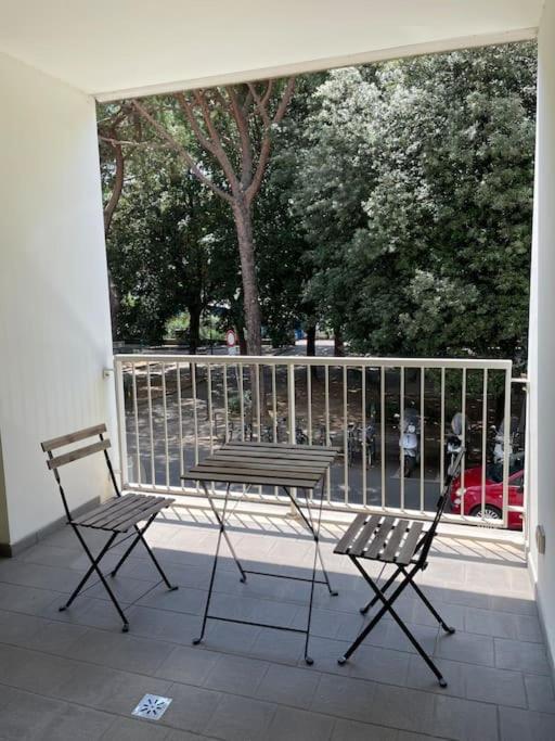 Duas cadeiras e uma mesa de piquenique num alpendre em Careggi apartment em Florença