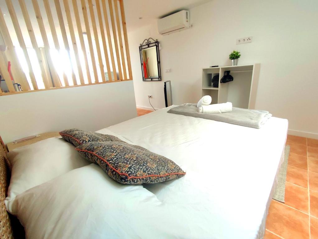 Postel nebo postele na pokoji v ubytování VILLA FALCONERA APARTAMENTS, GANDIA a las faldas de la montaña