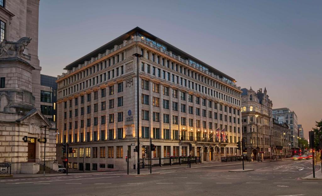 un grand bâtiment dans une rue d'une ville dans l'établissement Hyatt Regency London Blackfriars, à Londres