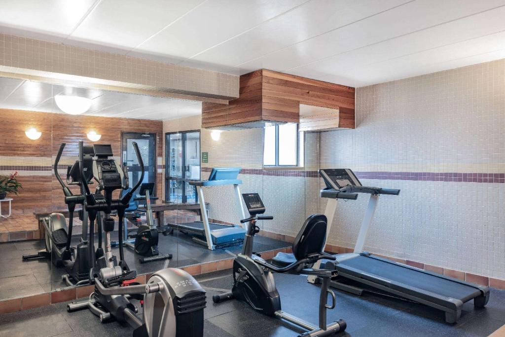 Fitness centrum a/nebo fitness zařízení v ubytování Baymont by Wyndham Gillette