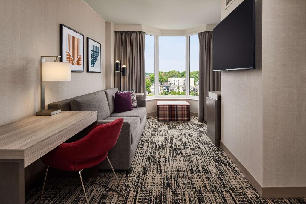 Hilton Kansas City Country Club Plaza - King Studio Suite Avec Douche Enroulée - Mobilité Et Accès Auditif