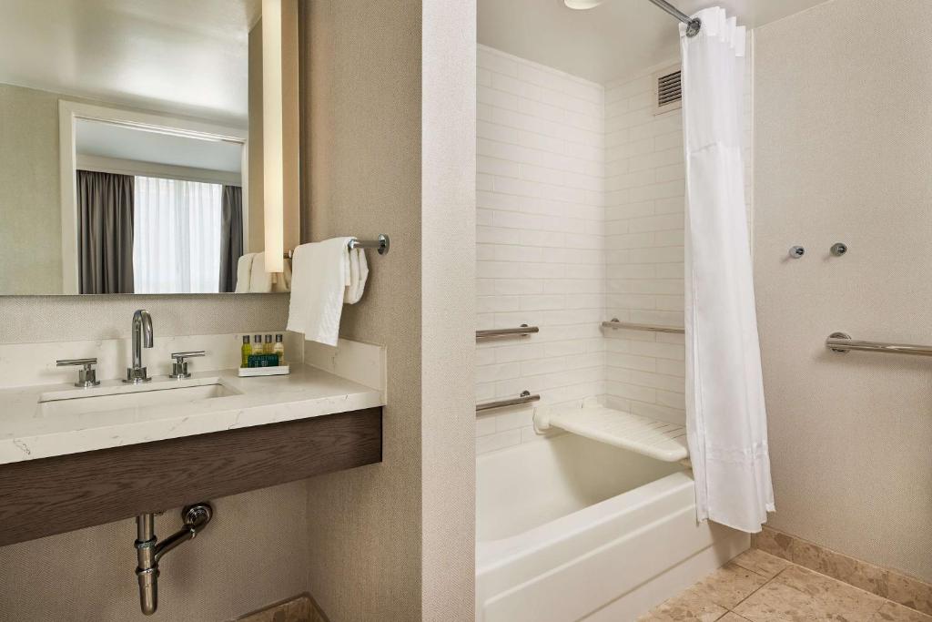 Hilton Kansas City Country Club Plaza - Suite Queen à Deux Pièces Avec 1 Lit Queen Et Baignoire - Mobilité Accessible
