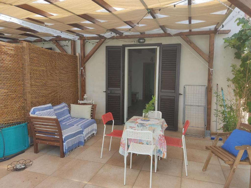 Patio nebo venkovní prostory v ubytování La Perla di Buffari Appartamento Ciappina